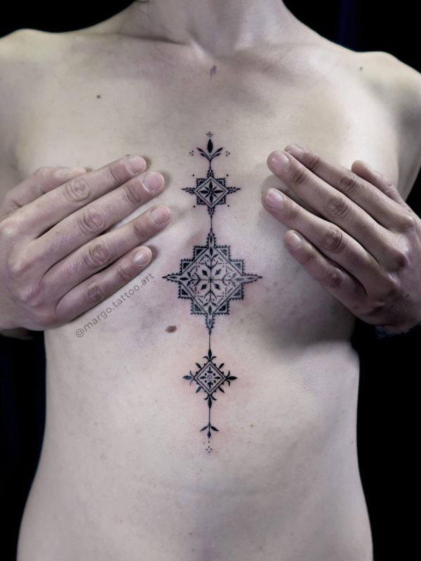 Tatouage sternum en fineline avec ornements délicats – Margo Tattoo Art, tatoueuse à Perpignan et en convention en France