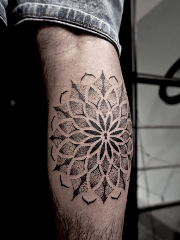 Mandala en dotwork tatoué sur le mollet – Margo Tattoo Art, tatoueuse à Perpignan et en convention en France