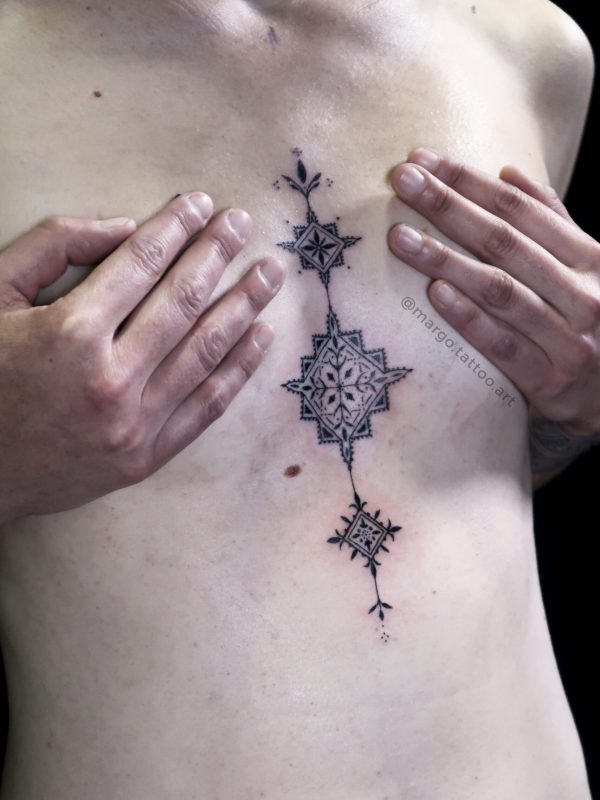 Tatouage sternum en fineline avec ornements délicats – Margo Tattoo Art, tatoueuse à Perpignan et en convention en France