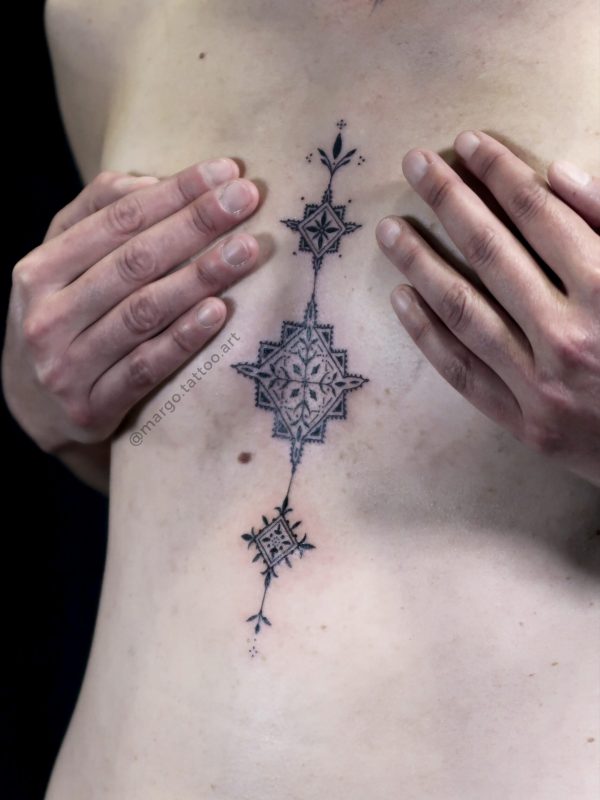 Tatouage sternum en fineline avec ornements délicats – Margo Tattoo Art, tatoueuse à Perpignan et en convention en France