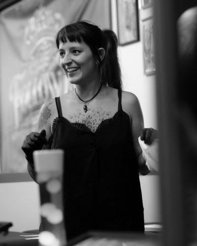 Margot Tattoo Art en train de tatouer, artiste spécialisée en tatouage ornemental et blackwork