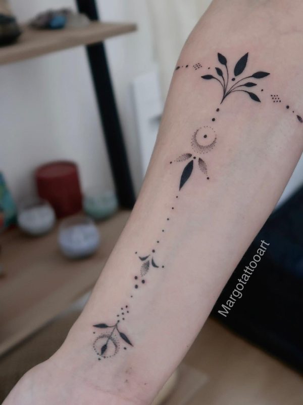 Tatouage lune et ornements en dotwork fin et élégant – Margo Tattoo Art, tatoueuse à Perpignan et en convention en France