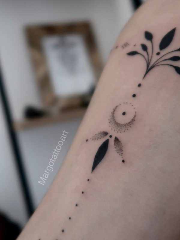Tatouage lune et ornements en dotwork fin et élégant – Margo Tattoo Art, tatoueuse à Perpignan et en convention en France