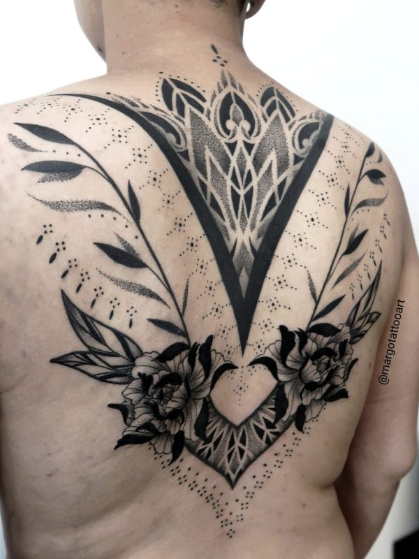 Tatouage dos ornemental et floral, blackwork – Margo Tattoo Art, tatoueuse à Perpignan et en convention en France