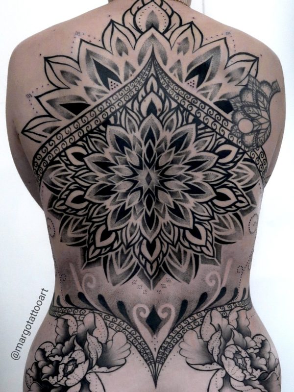 Tatouage dos complet ornemental en dotwork – Margot Tattoo Art, tatoueuse à Perpignan et en convention en France