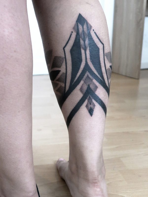 Tatouage tibia et mollet en dotwork avec formes géométriques et mandala – Margo Tattoo Art, tatoueuse à Perpignan et en convention en France