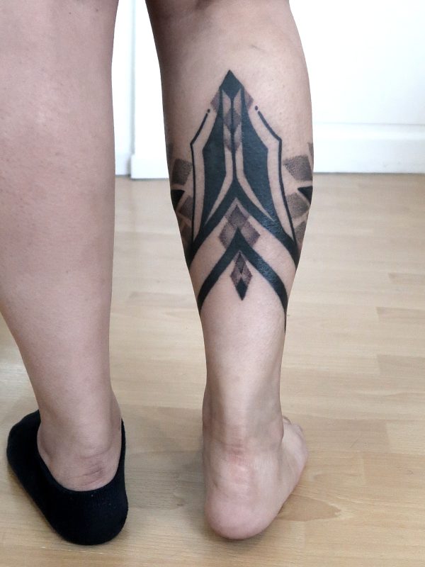Tatouage tibia et mollet en dotwork avec formes géométriques et mandala – Margo Tattoo Art, tatoueuse à Perpignan et en convention en France