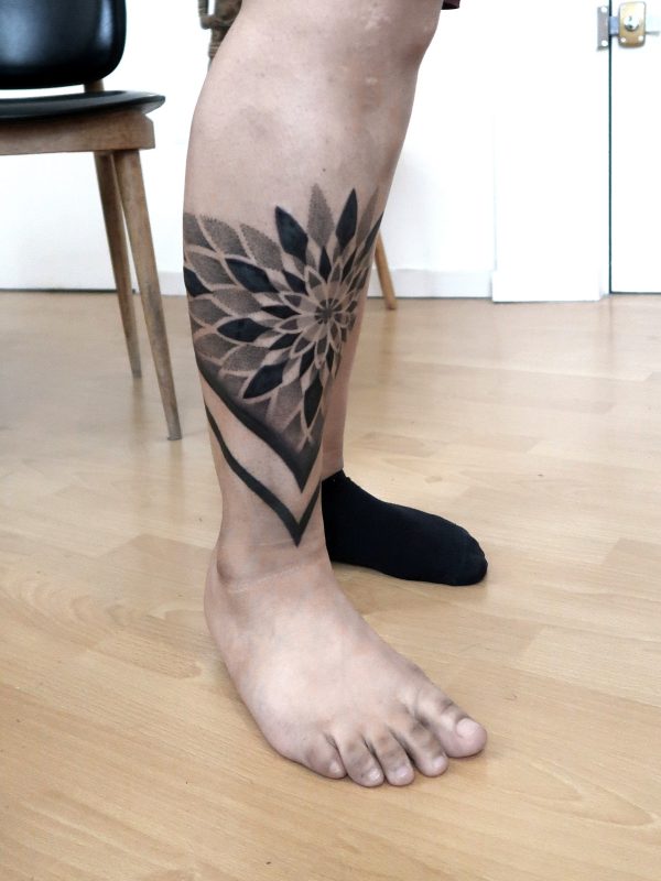 Tatouage tibia et mollet en dotwork avec formes géométriques et mandala – Margo Tattoo Art, tatoueuse à Perpignan et en convention en France