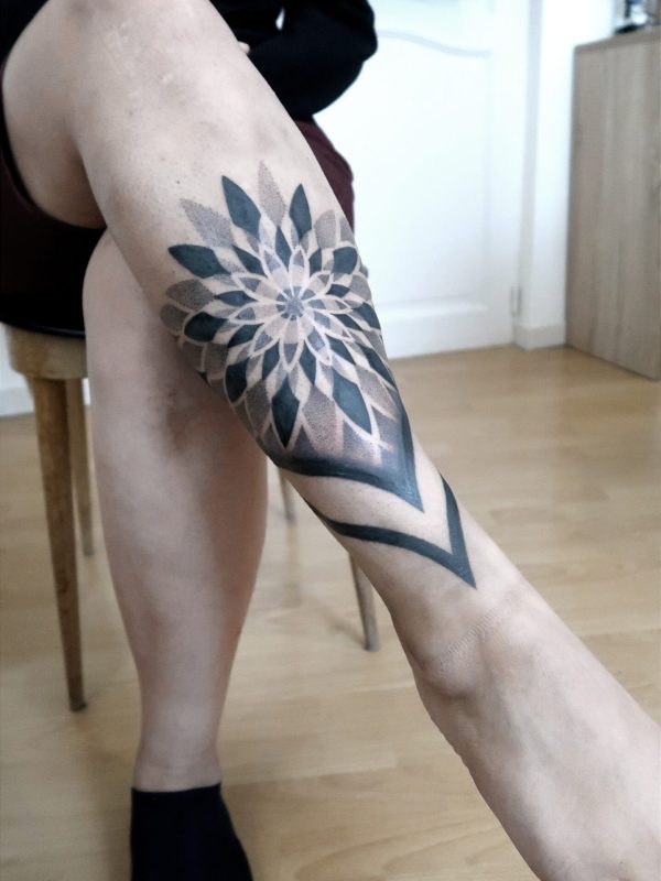 Tatouage tibia et mollet en dotwork avec formes géométriques et mandala – Margo Tattoo Art, tatoueuse à Perpignan et en convention en France