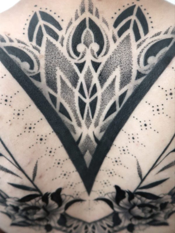 Tatouage dos ornemental et floral en encre noire – Margo Tattoo Art, tatoueuse à Perpignan et en convention en France