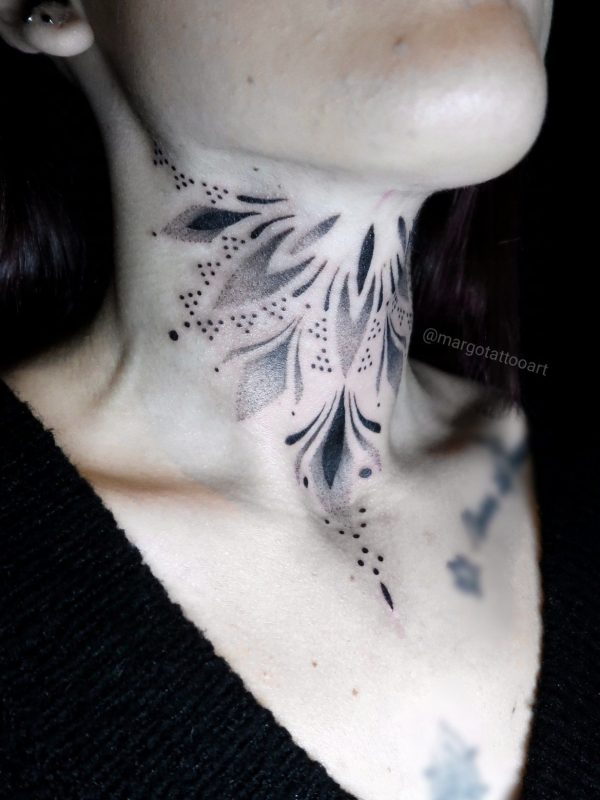 Tatouage demi-mandala ornemental en dotwork au cou – Margot Tattoo Art, tatoueuse à Perpignan et en convention en France