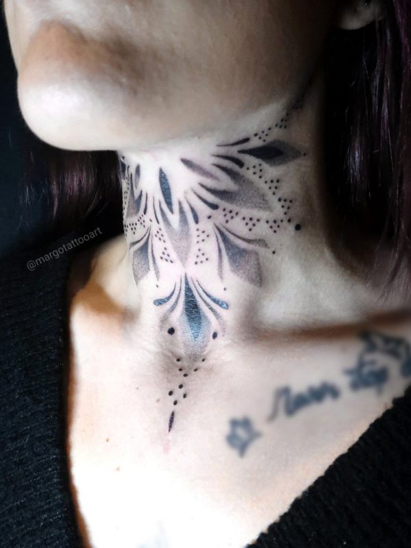Tatouage demi-mandala ornemental en dotwork au cou – Margot Tattoo Art, tatoueuse à Perpignan et en convention en France