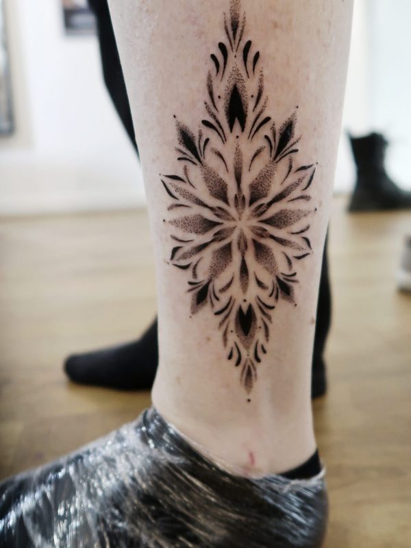 Petit mandala en dotwork très fin réalisé par Margot Tattoo Art, tatoueuse à Perpignan et en convention en France