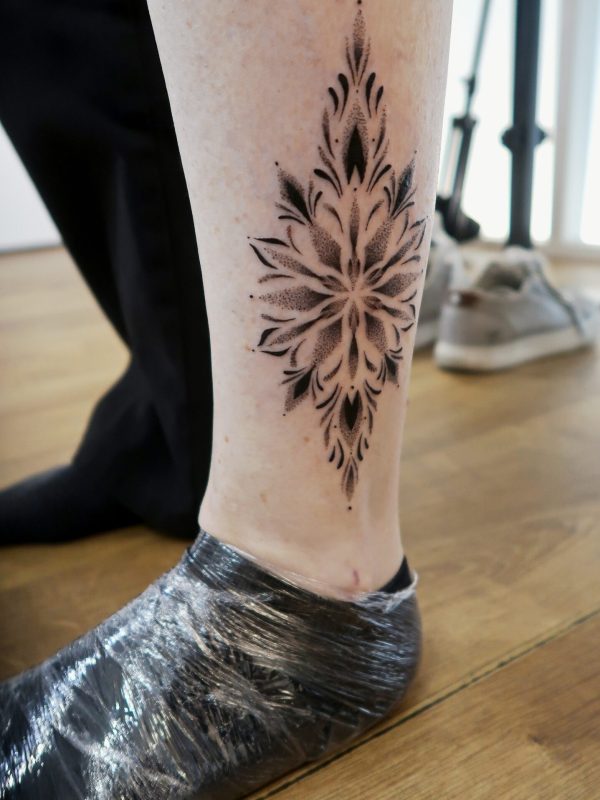 Petit mandala en dotwork très fin réalisé par Margot Tattoo Art, tatoueuse à Perpignan et en convention en France