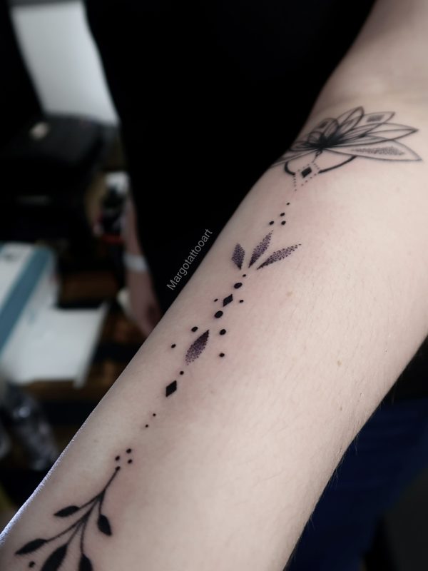 Tatouage lune et ornements en dotwork fin et élégant – Margo Tattoo Art, tatoueuse à Perpignan et en convention en France