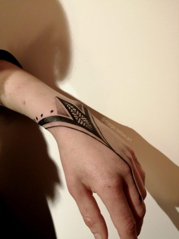 Tatouage avant-bras en plusieurs étapes avec bracelets, main et pattern Chakana en dotwork – Margo Tattoo Art, tatoueuse à Perpignan et en convention en France