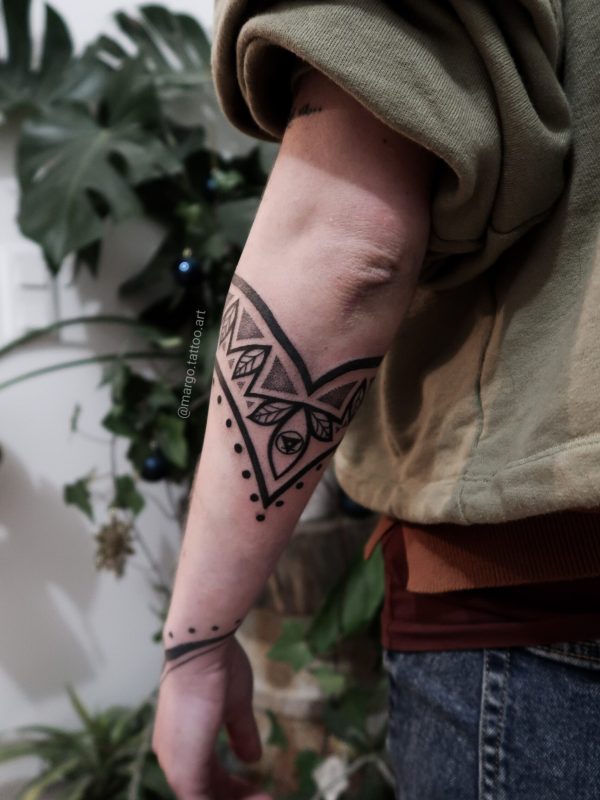 Tatouage avant-bras en plusieurs étapes avec bracelets, main et pattern Chakana en dotwork – Margo Tattoo Art, tatoueuse à Perpignan et en convention en France