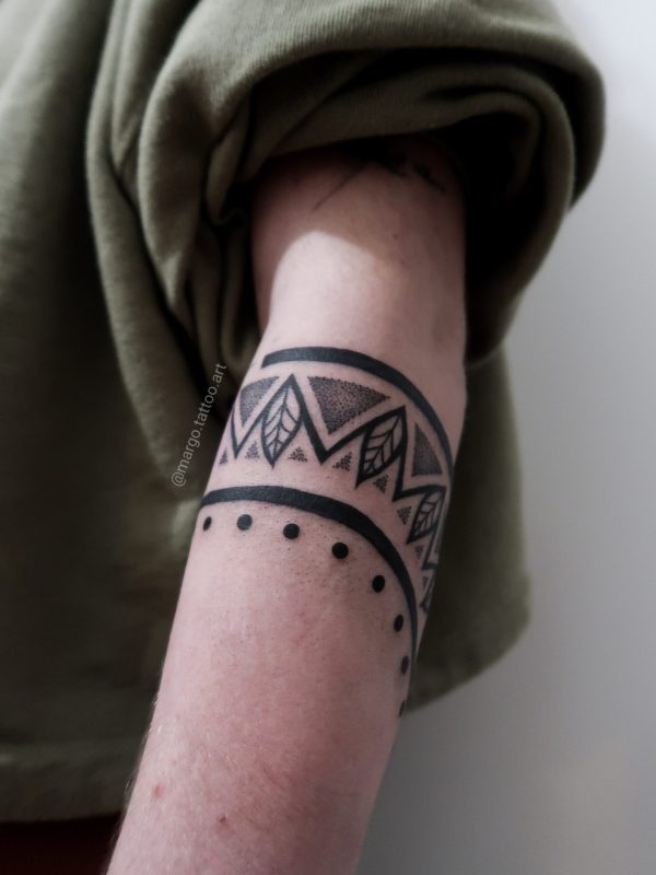 Tatouage avant-bras en plusieurs étapes avec bracelets, main et pattern Chakana en dotwork – Margo Tattoo Art, tatoueuse à Perpignan et en convention en France