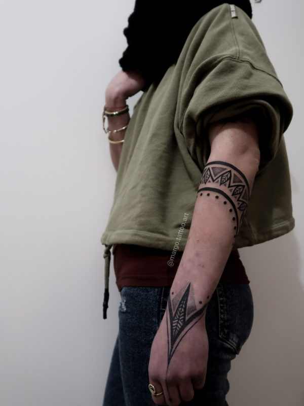 Tatouage avant-bras en plusieurs étapes avec bracelets, main et pattern Chakana en dotwork – Margo Tattoo Art, tatoueuse à Perpignan et en convention en France