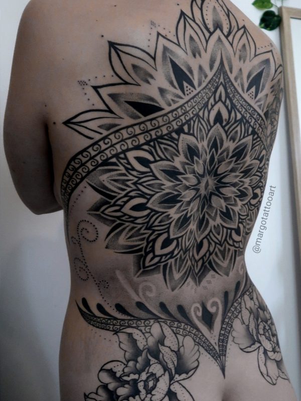 Tatouage dos complet ornemental en dotwork – Margot Tattoo Art, tatoueuse à Perpignan et en convention en France