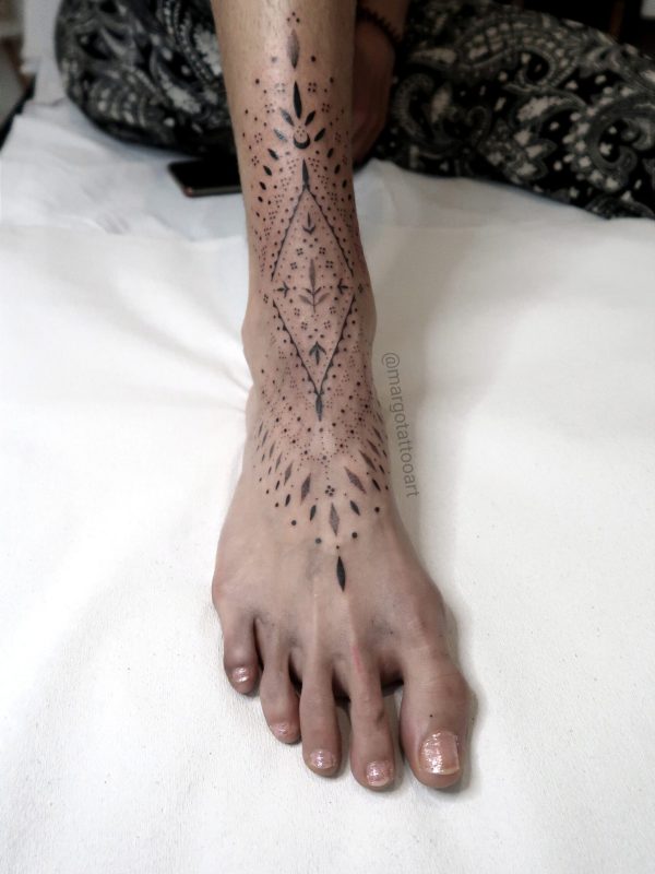 Tatouage ornemental aux lignes fines sur le pied – Margo Tattoo Art, tatoueuse à Perpignan et en convention en France
