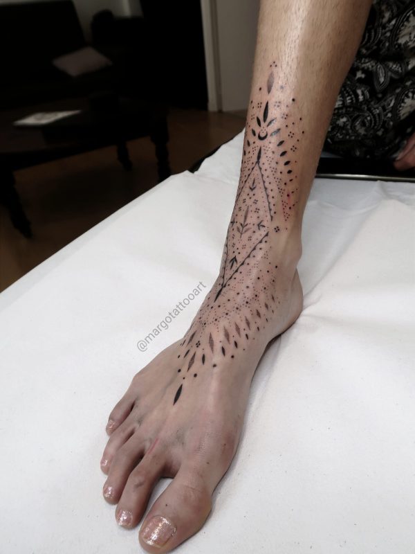 Tatouage ornemental aux lignes fines sur le pied – Margo Tattoo Art, tatoueuse à Perpignan et en convention en France