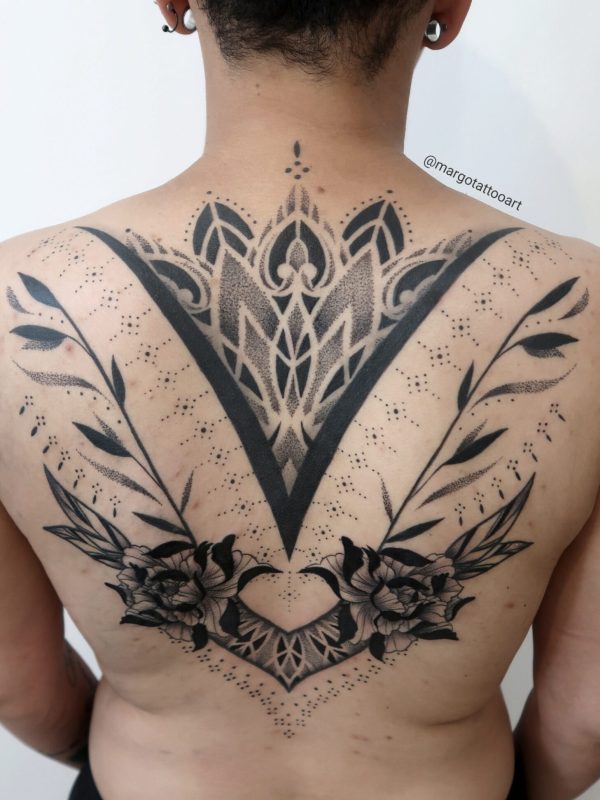 Tatouage dos ornemental et floral en encre noire – Margo Tattoo Art, tatoueuse à Perpignan et en convention en France