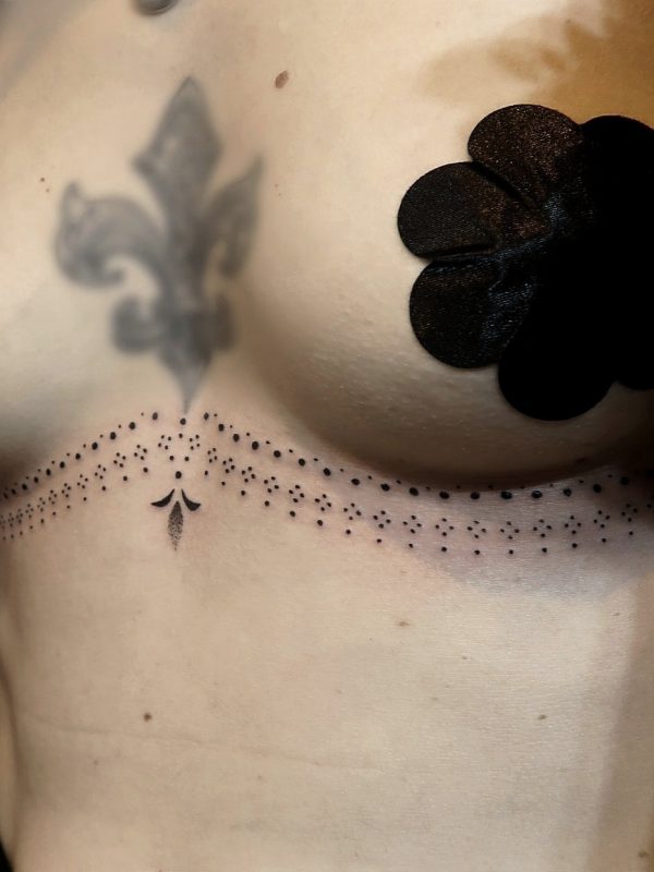 Tatouage ornemental fin et délicat en encre noire – Margo Tattoo Art, tatoueuse à Perpignan et en convention en France