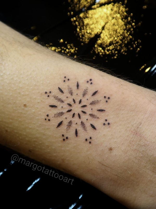 Petit mandala miniature en micro dotwork – Margo Tattoo Art, tatoueuse à Perpignan et en convention en France