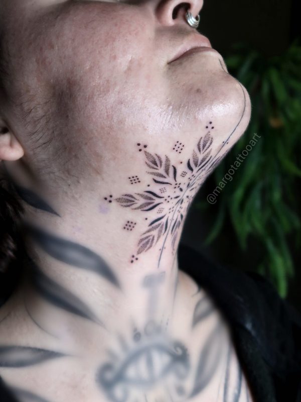 Tatouage mandala dotwork réalisé par Margot Tattoo Art