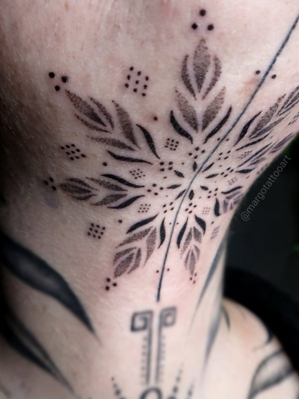 Tatouage mandala dotwork réalisé par Margot Tattoo Art