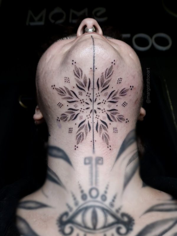 Tatouage mandala dotwork réalisé par Margot Tattoo Art