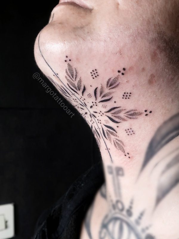 Tatouage mandala dotwork réalisé par Margot Tattoo Art