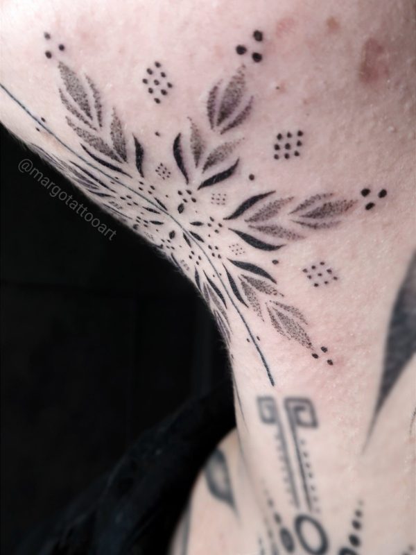 Tatouage mandala dotwork réalisé par Margot Tattoo Art