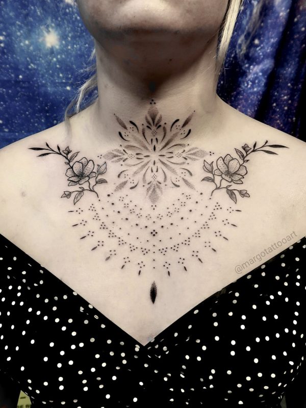Tatouage mandala et ornements sur la poitrine et le cou en dotwork – Margo Tattoo Art, tatoueuse à Perpignan et en convention en France