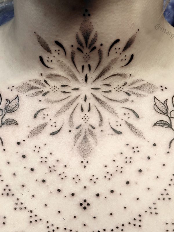 Tatouage mandala et ornements sur la poitrine et le cou en dotwork – Margo Tattoo Art, tatoueuse à Perpignan et en convention en France