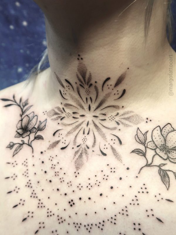Tatouage mandala et ornements sur la poitrine et le cou en dotwork – Margo Tattoo Art, tatoueuse à Perpignan et en convention en France