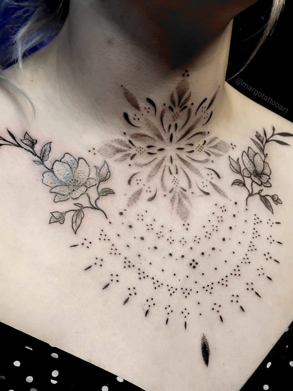 Tatouage mandala et ornements sur la poitrine et le cou en dotwork – Margo Tattoo Art, tatoueuse à Perpignan et en convention en France