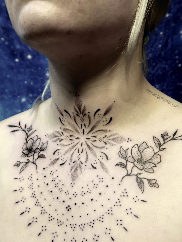 Tatouage mandala et ornements sur la poitrine et le cou en dotwork – Margo Tattoo Art, tatoueuse à Perpignan et en convention en France