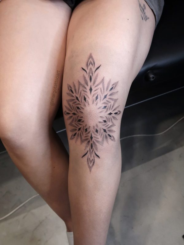 Mandala géométrique en dotwork tatoué sur le genou – Margo Tattoo Art, tatoueuse à Perpignan et en convention en France