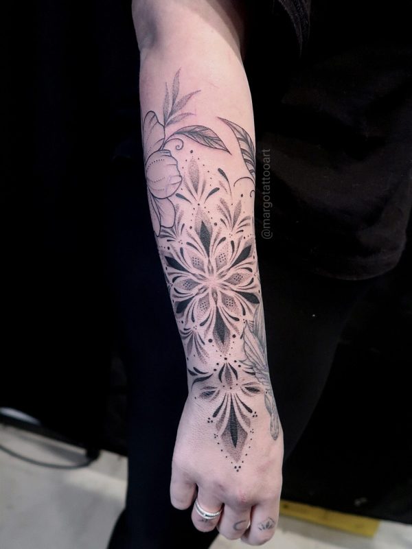 Tatouage ornemental et floral réalisé par Margot Tattoo Art