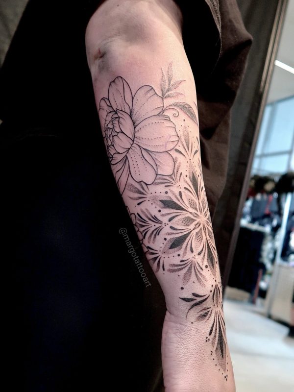 Tatouage ornemental et floral réalisé par Margot Tattoo Art