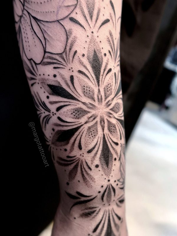 Tatouage ornemental et floral réalisé par Margot Tattoo Art