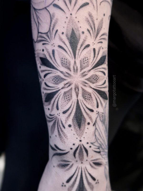 Tatouage ornemental et floral réalisé par Margot Tattoo Art