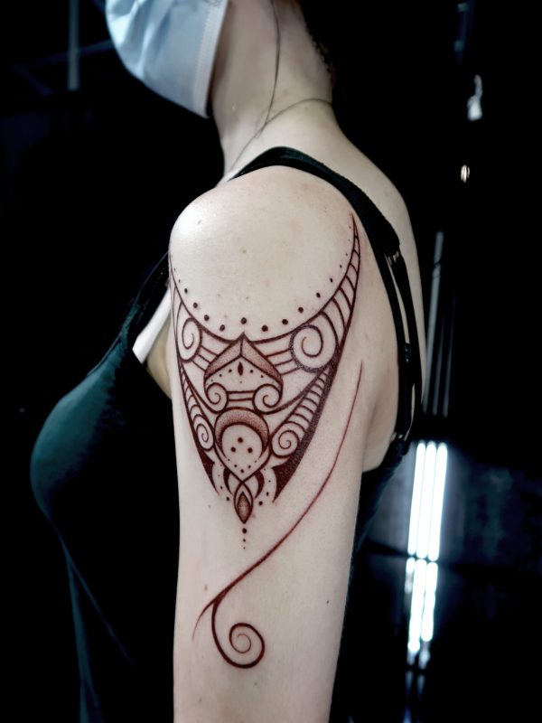 Tatouage ornemental à l’épaule réalisé à l’encre marron – Margo Tattoo Art, tatoueuse à Perpignan et en convention en France